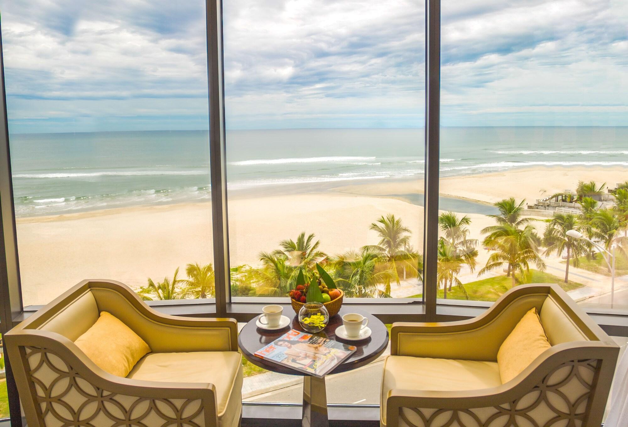 Khách sạn Holiday Beach Hotel Danang 5*