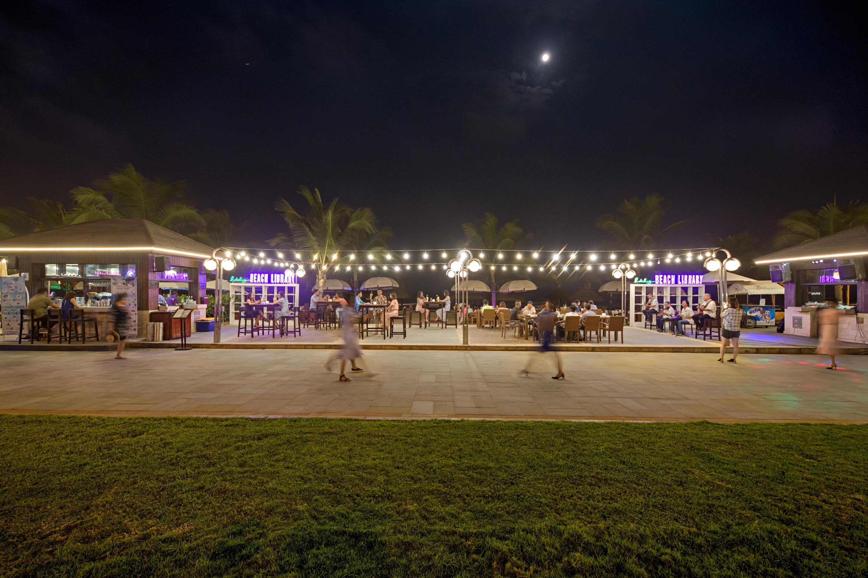 Khách sạn Holiday Beach Hotel Danang 5*