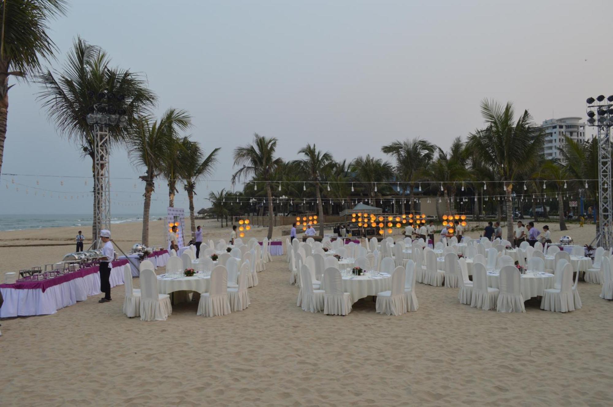 Khách sạn Holiday Beach Hotel Danang