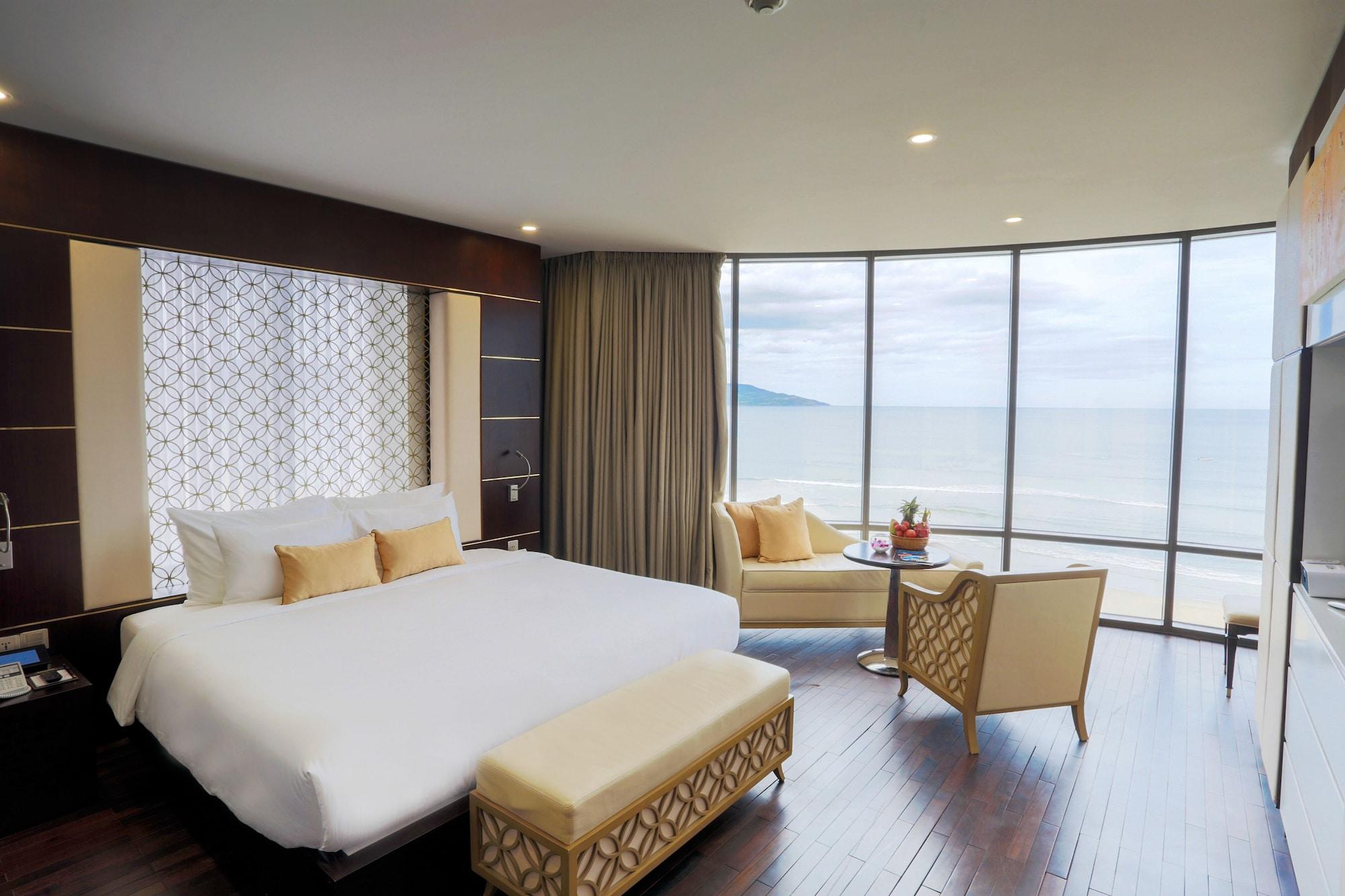 Khách sạn Holiday Beach Hotel Danang 5*